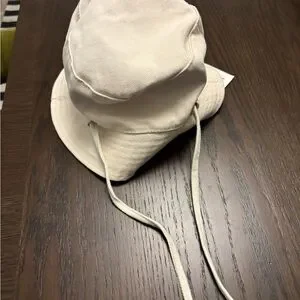 Jacquemus Cream Hat Elegant Accessory Cream Hat `Le Bob` Jacquemus - Vitkac Réunion main image 3